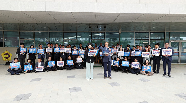 경기도의회 더불어민주당 대일굴욕외교 대책위원회는 20일 경기도의회 ‘평화의 소녀상’ 앞에서 윤석열 정부의 대일굴욕외교를 규탄하는 기자회견을 가졌다. (사진제공=경기도의회)