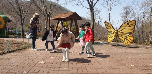 강화군이 자연을 즐기며 영어를 배울 수 있는 ‘석모도 수목원 숲 체험 영어교실’이 큰 인기를 끌고 있다. (사진제공=강화군청)