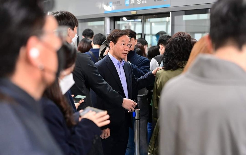 유정복 시장이 20일 이른 아침 검단신도시와 혼잡하다는 지적이 나온 계양역을 방문해 버스와 공항철도 이용 상황을 점검하고 있다. (사진=유정복 인천시장 페이스북)