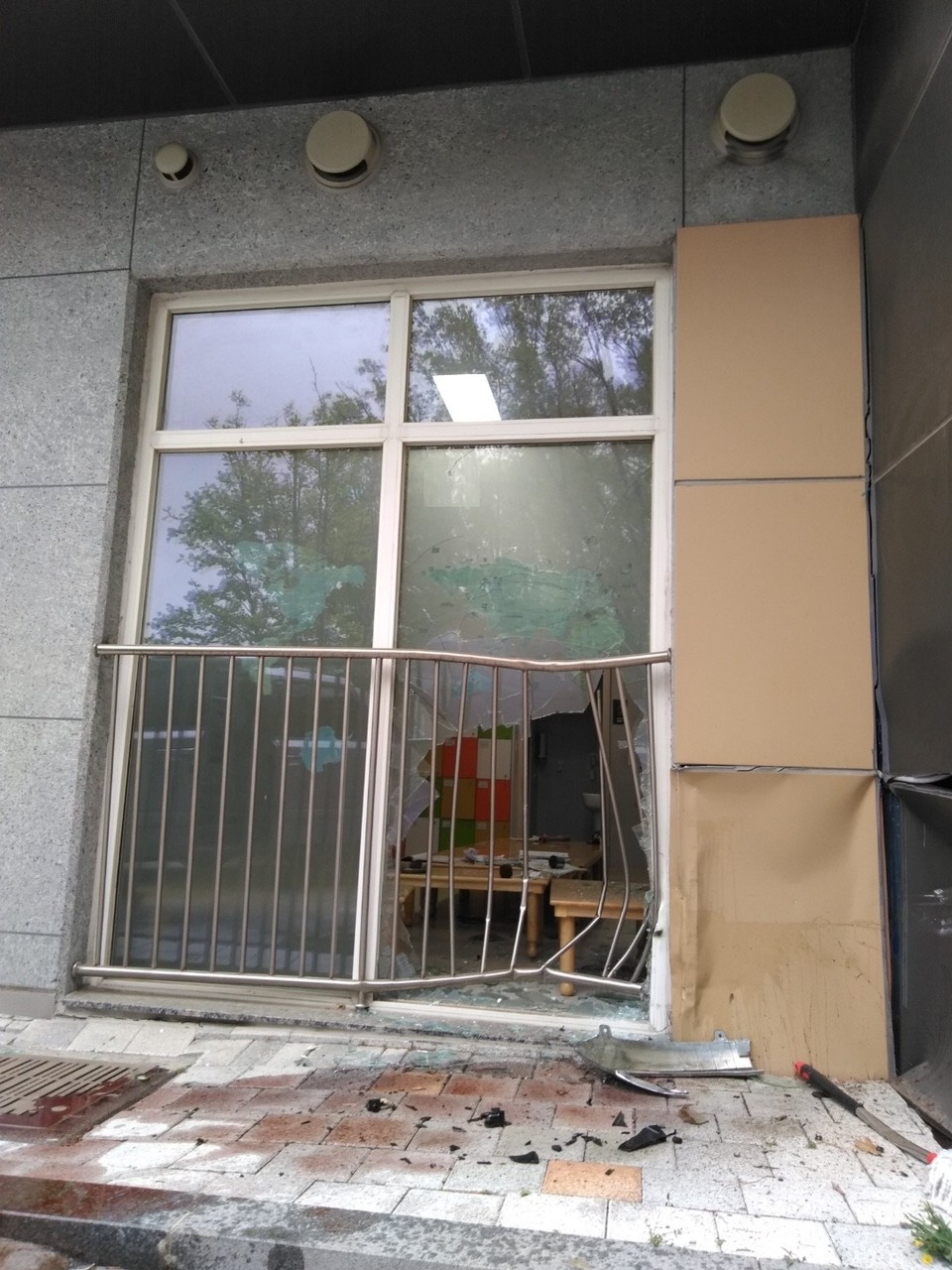 20일 오후 3시38분께 부천시 옥길동의 한 아파트 단지 내에서 70대 청각장애인이 몰던 승합차가 지역아동센터 건물을 들이받는 사고가 나 어린이와 운전자가 다쳤다. (사진제공=경기도소방재난본부)