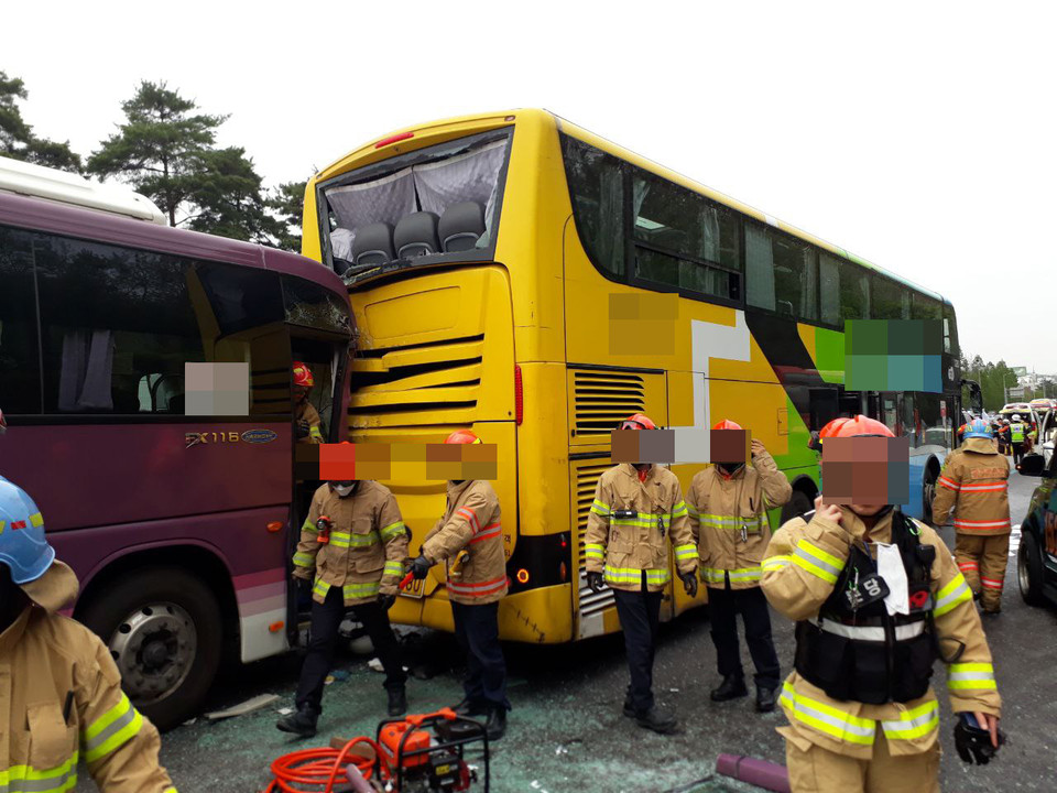 24일 오전 11시51분께 성남시 분당구 경부고속도로 서울방면 서울톨게이트 인근에서 고속버스와 2층짜리 광역버스, 승용차 3대가 추돌하는 6중 추돌사고가 나 2명이 경상을 입었다. (사진제공=경기도소방재난분부)