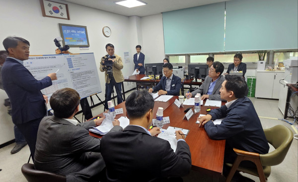 24일 원희룡 국토부장관이 ‘화성시 전세피해방지 지원상담센터’에 방문해 전세피해 방지를 위한 설명을 듣고 있다. (사진제공=화성시청)