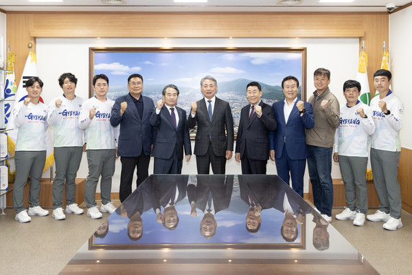 인천 계양구는 25일 구청 소회의실에서 ‘제57회 전국 남·여 종별 선수권 양궁대회’에 출전하는 계양구청 양궁선수단의 출전 신고식을 가졌다. (사진제공=계양구청)