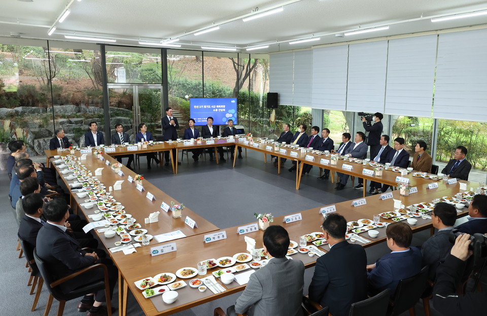 김동연 경기지사가 25일 오후 도담소에서 이원성 경기도체육회장, 31개 시·군 체육회장 등이 참석한 가운데 ‘민선2기 경기도 시·군 체육회장 소통간담회를 갖고 있다. (사진제공=경기도청)