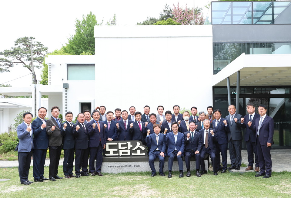김동연 경기지사가 25일 오후 도담소에서 염종현 도의회 의장, 이원성 경기도체육회장, 31개 시·군 체육회장 등이 참석한 가운데 ‘민선2기 경기도 시·군 체육회장 소통간담회에서 기념촬영을 하고 있다. (사진제공=경기도청)