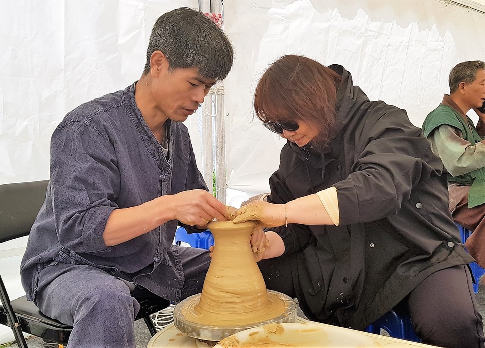 26일 오후 이천도자예술마을 예스파크 축제장을 찾은 한 방문객이 도자기 물레 체험을 즐기고 있다. (사진=송석원 기자)