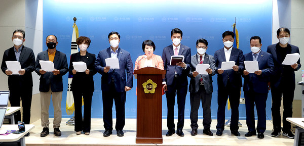 경기도의회 국민의힘이 “‘내 사람’의 흠결에 대해 김동연 지사는 상당히 관대한 모양새”라며 “측근 인사에 대한 도덕적 잣대는 ‘과거’라는 시점을 방패로 무용지물이 된 듯하다”고 비꼬았다. (사진제공=경기도의회)