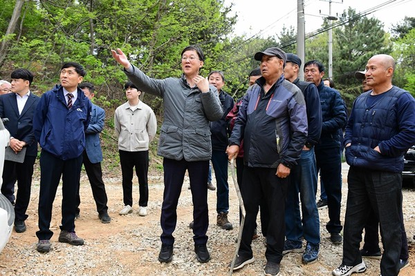 안산시가 지난 25일 대부해솔길 3코스를 방문해 민원현장을 점검하고 주민 건의사항을 청취했다. (사진제공=안산시청)