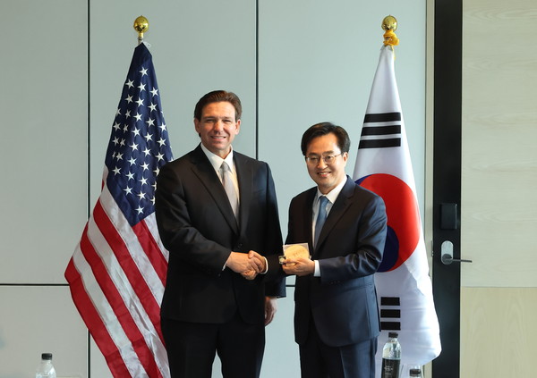 김동연 경기도지사가 론 디샌티스(Ron DeSantis) 미국 플로리다주지사와 교류 협력 확대를 위한 무역·투자 파트너십 행사를 갖고 양 지역 경제협력을 확대하기로 뜻을 모았다. (사진제공=경기도청)