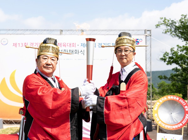 성남시는 27일 성남종합운동장 주경기장에서 열리는 ‘제13회 경기도장애인체육대회 2023 성남’ 개막 행사에서 사상 첫 성화 봉송을 진행했다. (사진제공=성남시청(