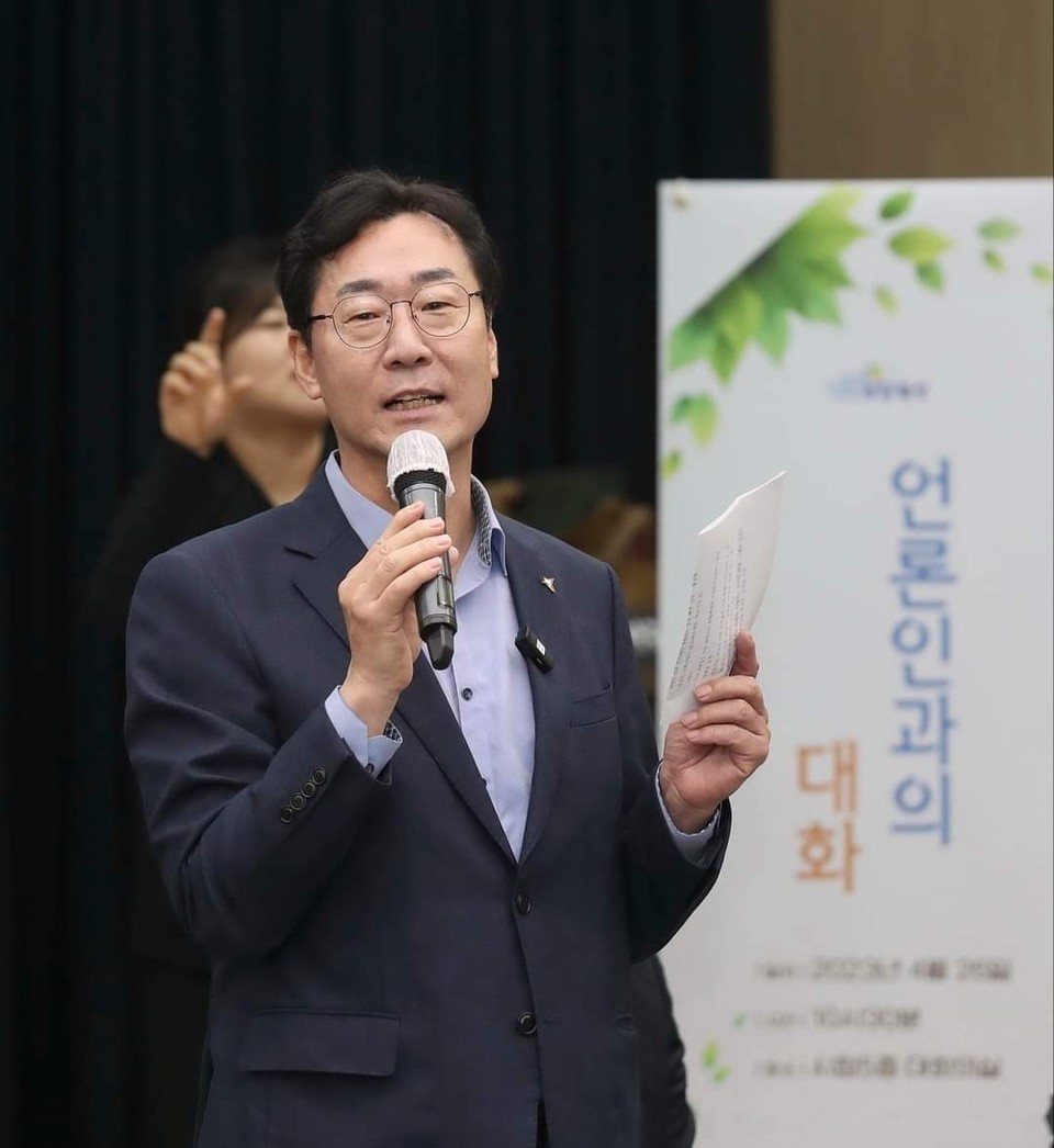 정명근 시장이 26일 열린 언론인과의 대화에서 “화성을 풍요로운 도시로 만들어, 화성에 살고 있는 게 자부심이 될 수 있도록 최선을 다하겠다”고 말하고 있다. (사진=정명근 화성시장 페이스북)