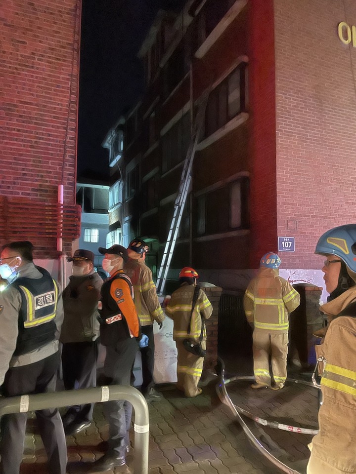 27일 오전 1시51분께 안앙시 만안구의 빌라 1층에서 불이 났다. (사진제공=경기도소방재난본부)