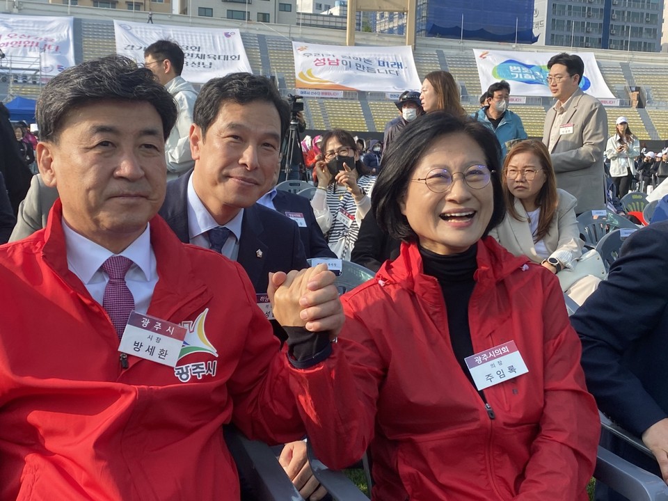 27일 오후 성남종합운동장에서 열린 ‘제13회 경기도 장애인체육대회 2023 성남’ 개회식에 참석한 방세환 광주시장과 주임록 광주시의회 의장이 손을 맞잡고 ‘광주시 선수단’을 위한 화이팅을 외치고 있다. (사진=장은기 기자)