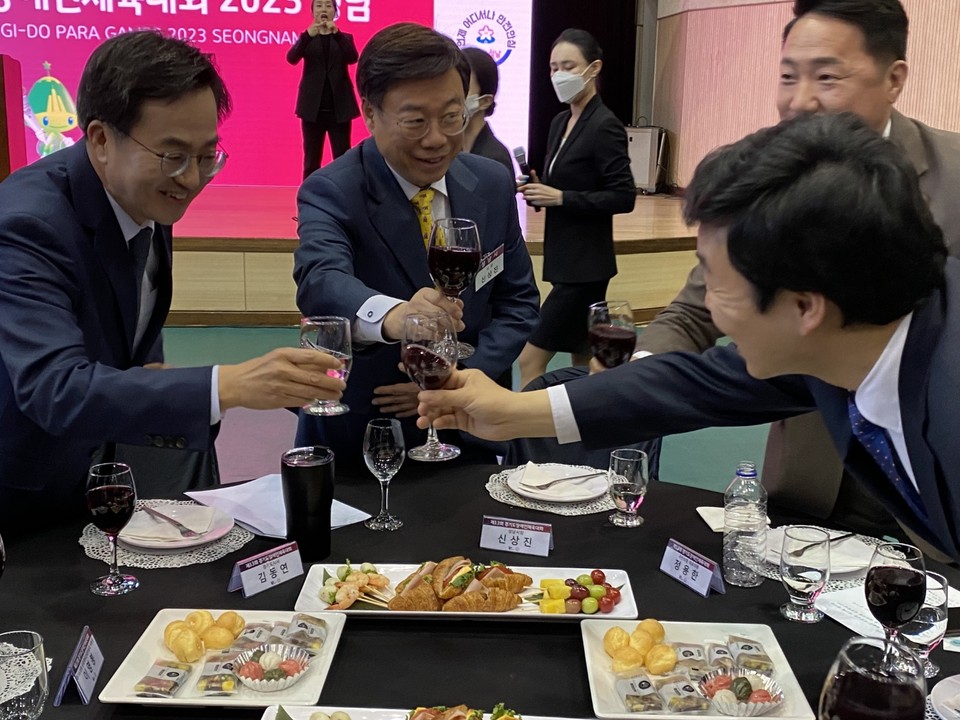 27일 성남종합운동장 실내 체육관에서 열린 ‘제13회 경기도 장애인체육대회 2023 성남’ 리셉에서 김동연 경기도지사와 신상진 성남시장 등 관계자들이 건배를 하고 있다. (사진=장은기 기자)