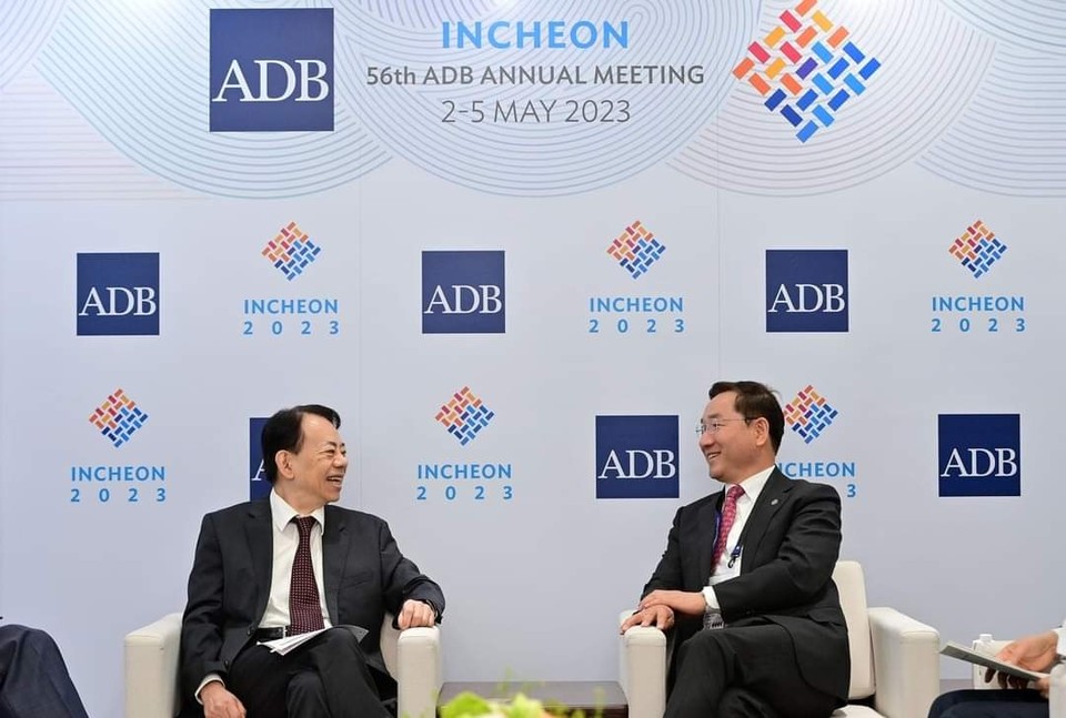 유정복 인천광역시장이 1일 송도컨벤시아에서 아사카와 마사츠구 ADB(아시아개발은행)총재를 면담하고 있다. (사진=유정복 인천시장 페이스북)