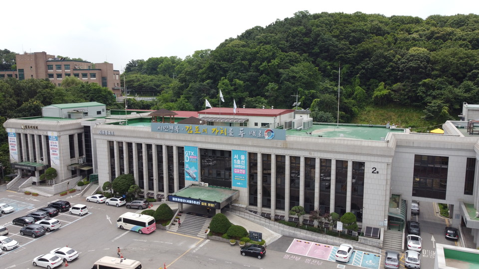 김포시는 12일 ‘바뀌고 더 안 좋아진 ‘김포페이’···시민들 화가 난다‘는 일부 언론 보도와 관련, “명백히 사실과 다르다”고 일축했다. 사진은 김포시청 전경. (사진=중앙신문DB)