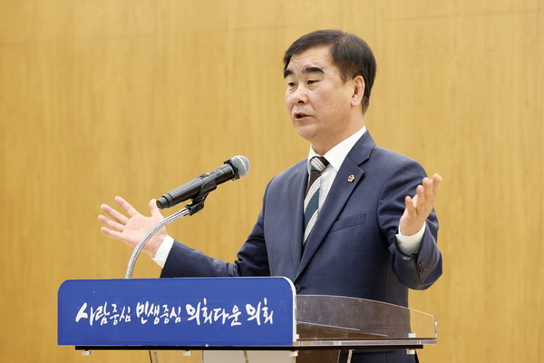 염종현 경기도의회 의장이 2일 의회 지하 1층 대회의실에서 열린 ‘5월 월례조회’에서 인사말을 하고 있다. (사진제공=경기도의회)