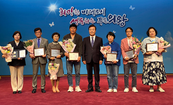 김성제 의왕시장이 2일 시청 2층 대회의실에서 열린 5월 월례조회에서 유공자 표창패를 수여하고 기념촬영을 하고 있다. (사진=장은기 기자)