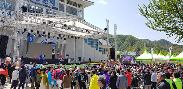27일 오후 1시, 양평 산나물축제장을 찾은 행락객들이 무대에서 공연 중인 밸리댄스를 관람하고 있다. 2019.04.27 (사진=장은기 기자)