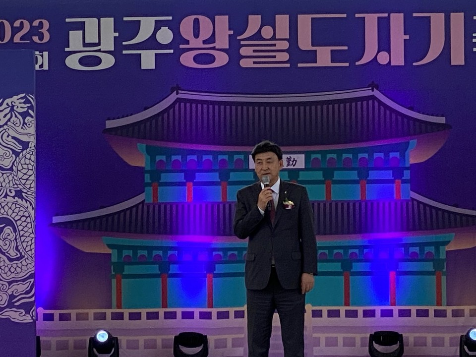 4일 오후 4시 곤지암도자공원에서 열린 제26회 광주왕실도자기축제 개막식에서 방세환 광주시장이 인사말을 하고 있다. (사진=장은기 기자)