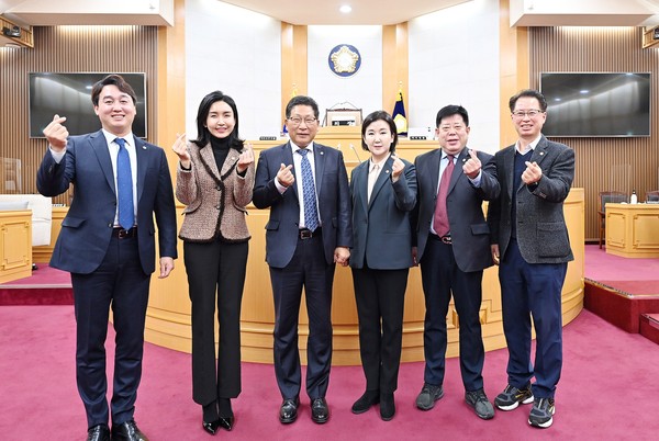 사진 왼쪽부터 파주시의회 의원연구단체 모임인 ‘파주 애니멀메이트’ 소속 손성인·이정은 의원, 이성철 시의회 의장, 이혜정·오창식·최창호 의원. (사진제공=파주시의회)