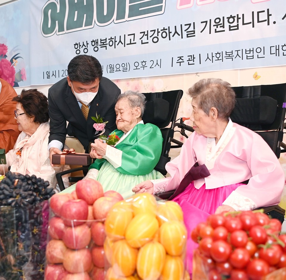 방세환 광주시장이 8일 오후 광주시 퇴촌면 나눔의집에서 열린 '어버이날 기념행사와 박옥선 어르신 상수연 잔치'에서 상수연을 맞은 박옥선 할머니 가슴에 카네이션을 달고 있다. 사진 왼쪽부터 이용수, 박옥선, 강일출, 이옥선 할머니. (사진=장은기 기자)
