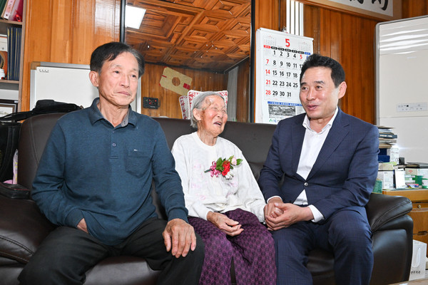 백영현 포천시장이 8일 제51회 어버이날을 맞아 포천시 거주 100세 어르신 두 분에게 기념 꽃을 달아드렸다. (사진제공-포천시청)