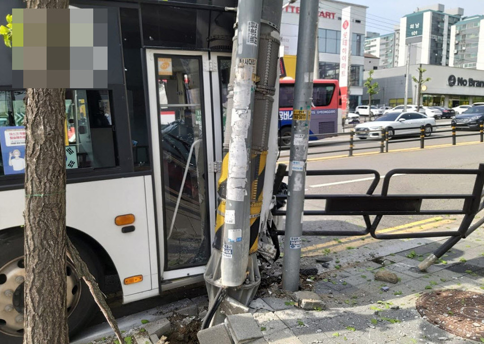 8일 오후 2시55분께 화성시 진안동 제일요양원 인근 도로를 달리던 시내버스가 전신주를 들이 받는 사고가 나 12명이 다쳤다. (사진제공=경기도소방재난본부)