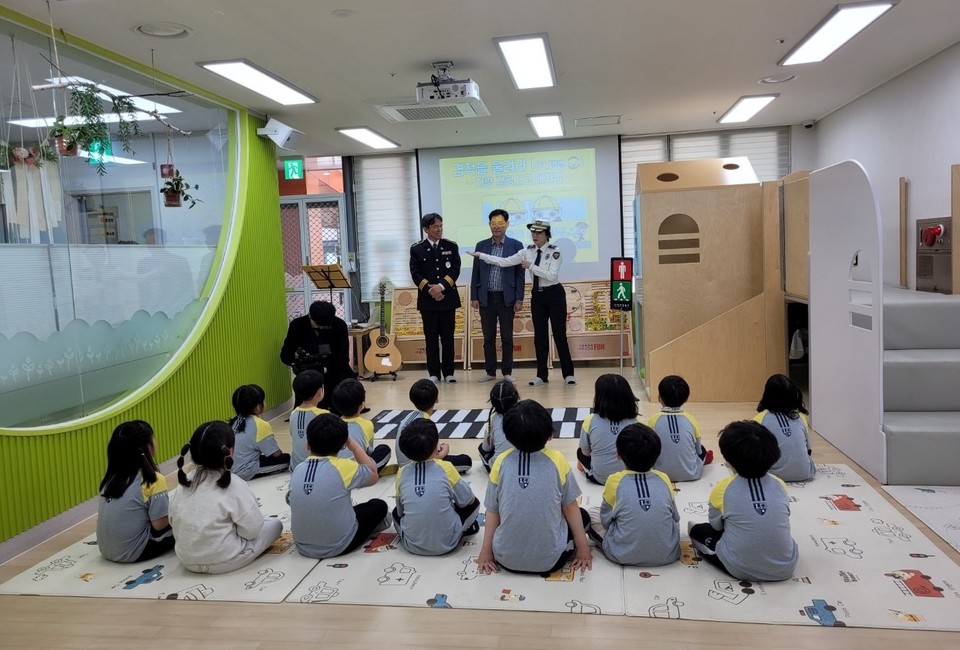 파주경찰서는 어린이 200여 명을 상대로 여름철 통학버스 갇힘사고 예방 교육을 실시했다. (사진제공=파주경찰서)