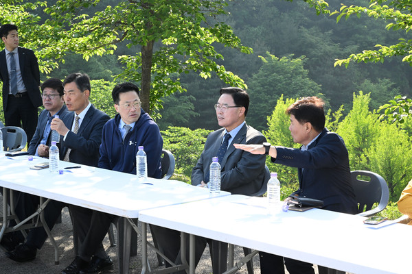 강수현 양주시장이 9일 간부공무원 20여명과 함께 백석읍 소재 홍복저수지 상수원보호구역을 찾아 현장간부회의를 진행했다. (사진제공=양주시청)