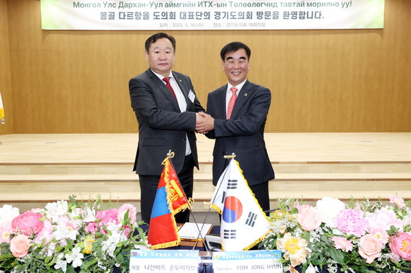 염종현 경기도의회 의장(오른쪽)이 10일 도의회 대회의실에서 몽골 다르항올 도의회 대표단을 접견했다. (사진제공=경기도의회)