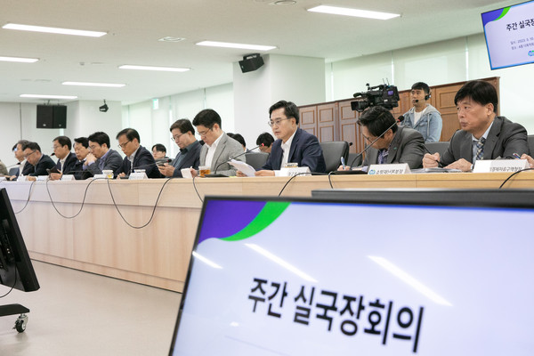 김동연 경기도지사가 기후변화 대응에 대해 ‘미래 투자’와 ‘재난 대비’ 두 가지 측면에서 신경을 써달라고 경기도 간부들에게 당부했다. (사진제공=경기도청)