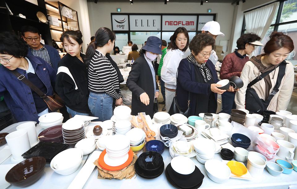 제37회 이천도자기축제가 12일간의 일정을 마무리하며 성료했다. 사진은 도자기축제장을 찾은 관광객들. (사진제공=이천시청)