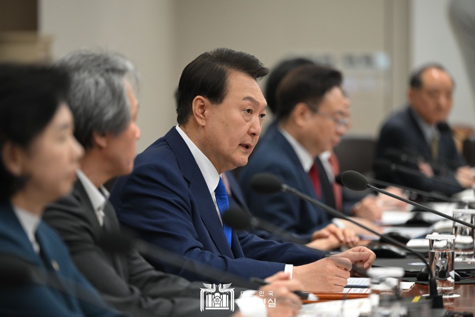 방역당국이 오는 6월1일부터 신종 코로나바이러스 감염증(코로나19)에 대한 위기경보를 심각에서 경계로 하향 조정하고 엔데믹(풍토병으로 굳어진 감염병)으로 전환한다. 11일 오전 중대본회의를 주재한 윤석열 대통령이  코로나19 위기단계 하향 및 방역조치 전환을 발표하고 있다. (사진제공=대통령실)