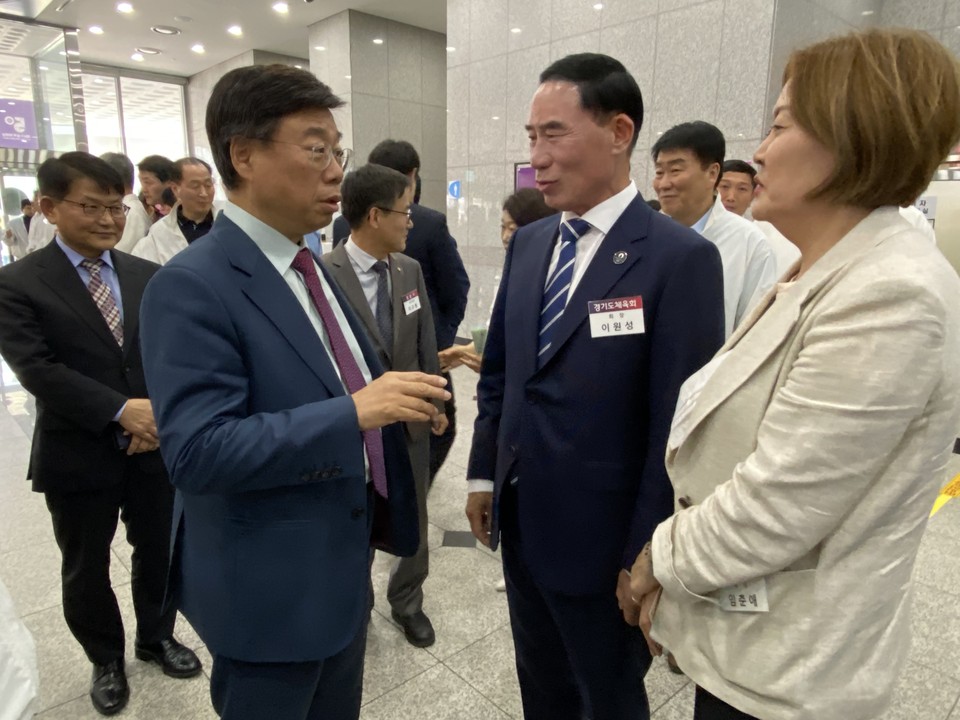 11일 오후 성남스포츠센터에서 열린 ‘제69회 경기도체육대회 2023 성남’ 개막식에 앞서 열린 리셉션에서 신상진 성남시장이 임춘애 전 육상선수와 이원성 경기도체육회장과 함께 이야기를 나누고 있다. (사진=장은기 기자)