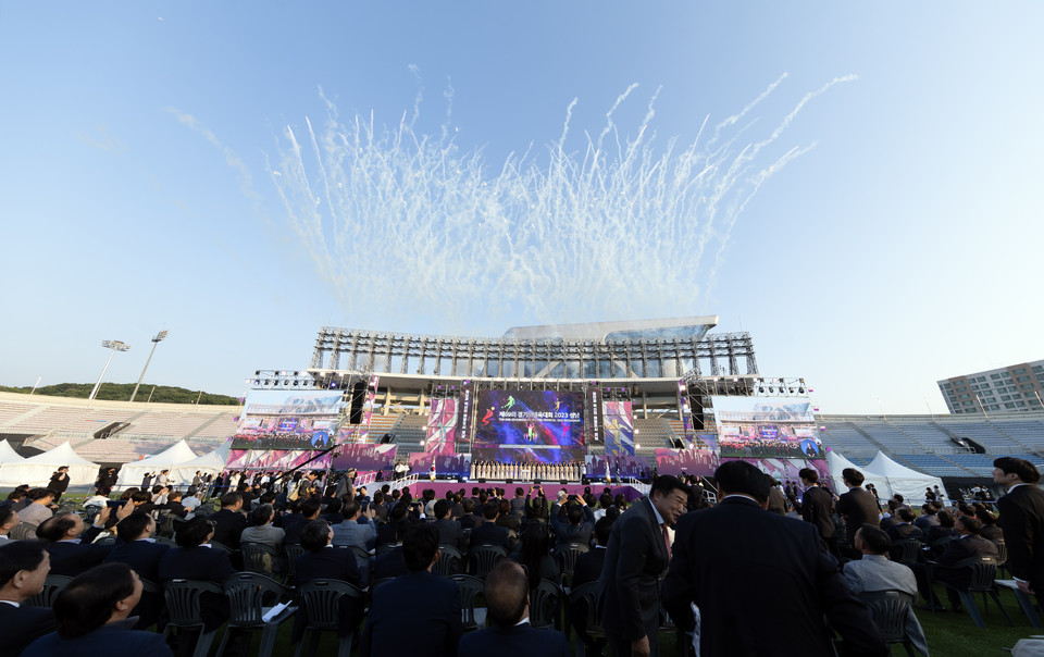 '제69회 경기도체육대회 2023 성남'이 11일 오후 6시 성남종합운동장에서 열린 개회식을 시작으로 시 승격 50주년을 맞은 '4차산업 특별도시' 성남시에서 3일간 열전에 돌입했다. (사진제공=경기도청)