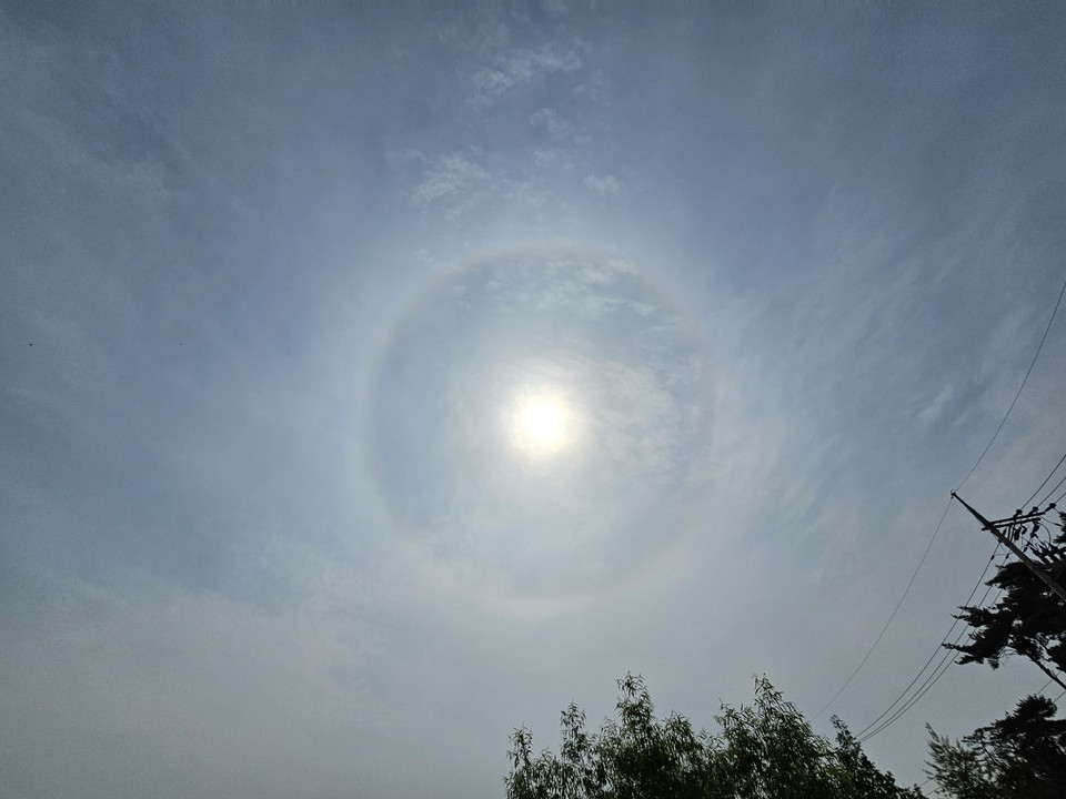 12일 오후 3시5분께 안성시 삼죽면 배태리에서 바라본 하늘에 해무리가 관측되고 있다. (사진=김종대 기자)