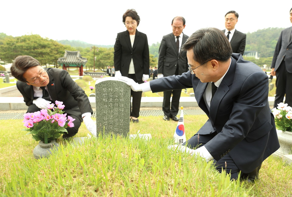 김동연 경기도지사는 12일 오전 국립5.18민주묘지(광주광역시 소재)를 방문해 헌화·분향한 뒤경기도민 묘소와 이한열 열사 묘소를 찾았다. (사진제공=경기도청)
