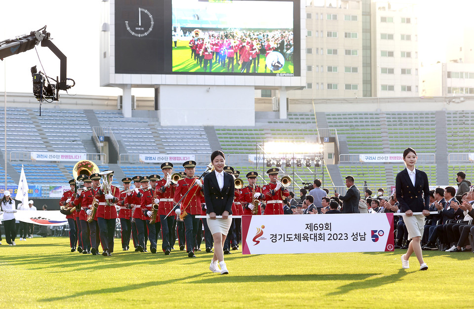 11일 오후 성남시 성남종합운동장에서 열린 ‘제69회 경기도체육대회 2023 성남’ 개회식에서 ‘경기도의 노래’에 맞춰 성남시 기수단이 마지막으로 입장하고 있다. (사진제공=경기도청)