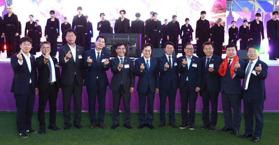 11일 오후 성남종합운동장에서 열린 ‘제69회 경기도체육대회 2023 성남’ 개회식에는 김동연 경기도지사와 염종현 경기도의회 의장, 임태희 경기도교육감, 이원성 경기도체육회장, 신상진 성남시장, 박광순 성남시의회 의장을 비롯한 31개 시장·군수, 국회의원, 도의원, 경기종목단체장 등 체육관계자와 도민 등 약 4천여 명이 참석해 대회를 축하했다. (사진제공=경기도청)