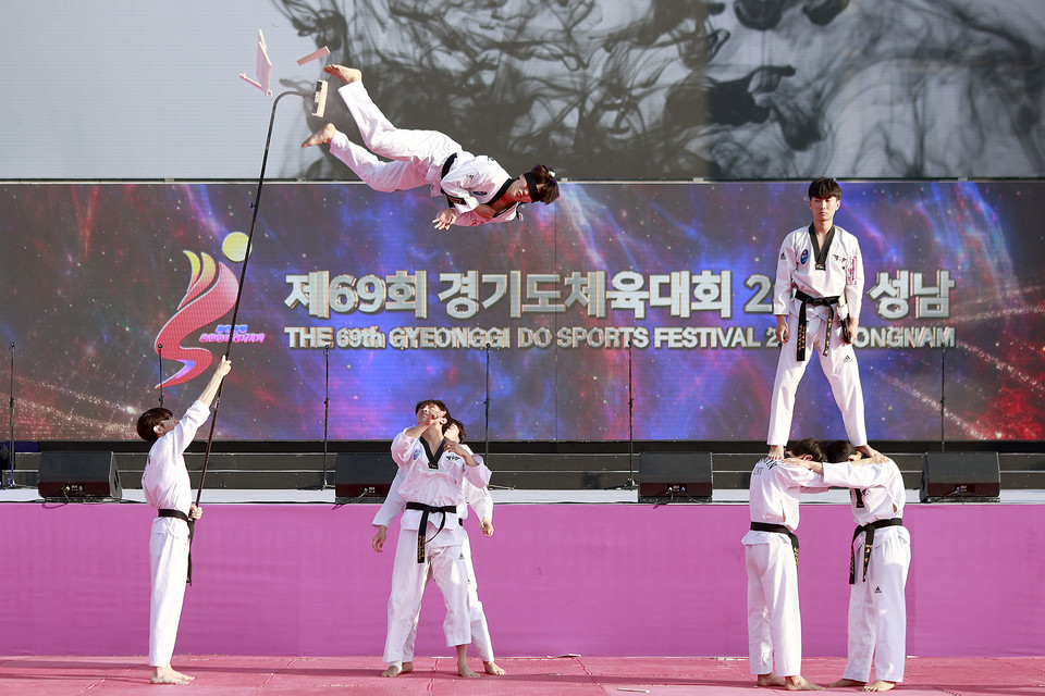 11일 오후 성남시 성남종합운동장에서 열린 ‘제69회 경기도체육대회 2023 성남’ 개회식 식전공연으로 용인대 태권도 시범단이 시범을 보이고 있다. (사진제공=경기도청)
