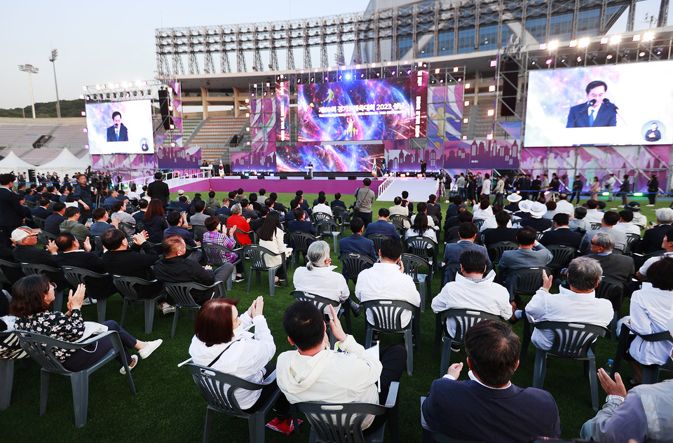 11일 오후 성남종합운동장 주경기장에서 열린 ‘제69회 경기도체육대회 2023 성남’ 개회식에서 김동연 경기도지사가 대회사를 하고 있다 (사진제공=경기도청)