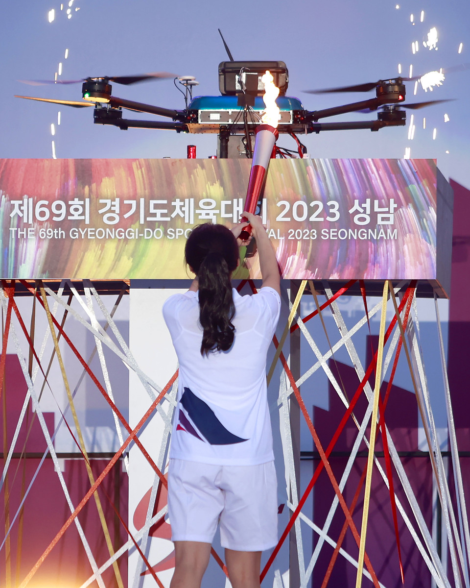 평창·베이징 올림픽 쇼트트랙 금메달리스트 최민정 선수가 드론점화대에 성화를 대자 드론이 정식 성화대에 점화돼 경기도체육대회의 불을 환히 밝히며 공식행사는 끝났다. (사진제공=경기도청)
