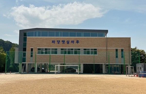 사진은 파양초등학교의 개방형 다목적체육관인 ‘파양햇살마루’ 전경. (사진=파주시 제공)