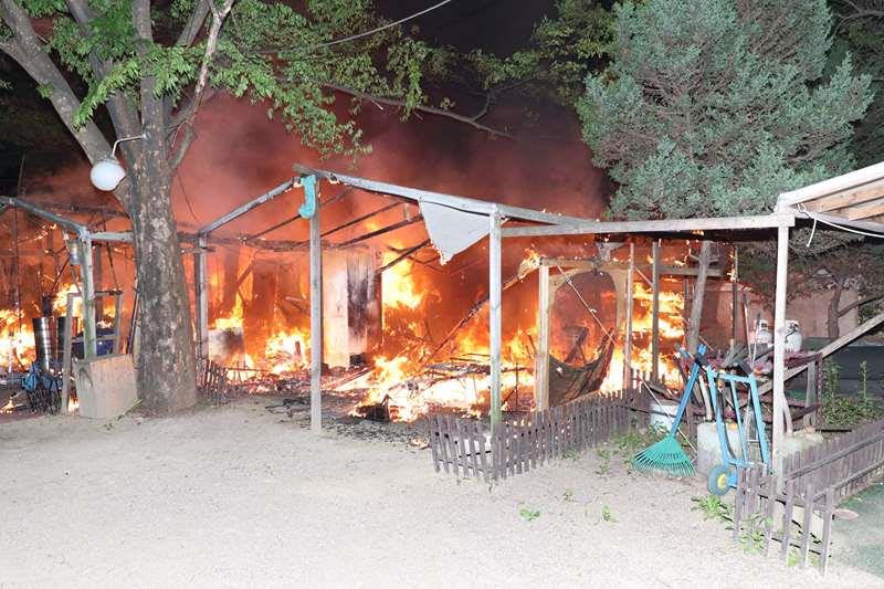 14일 0시29분께 고양시 덕양구 관상동의 한 캠핑장을 컨셉으로 한 야외 음식점에서 불이 나 야외 식사공간으로 만들어진 텐트 4개동을 태우고 신고를 받고 출동한 소방당국에 의해 약 30분 만에 진화됐다. (사진제공=경기도소방재난본부)
