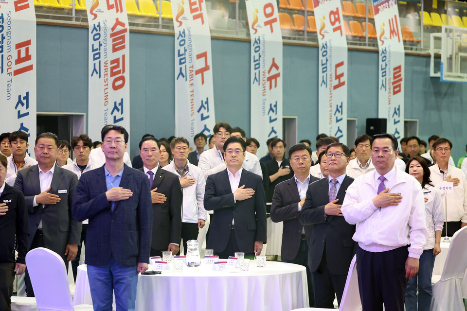 13일 오후 성남종합스포츠센터 다목적체육관에서 열린 ‘제69회 경기도체육대회, 2023 성남’ 폐회식에서 오병권 행정1부지사, 신상진 성남시장, 김경일 파주시장이 대회기를 전달식을 하고 있다. (사진제공=경기도청)
