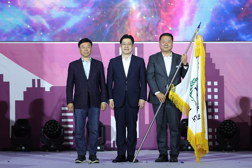 13일 오후 성남종합스포츠센터 다목적체육관에서 열린 제69회 경기도체육대회 2023 성남 폐회식에서 오병권 행정1부지사, 신상진 성남시장, 김경일 파주시장이 대회기 전달식을 마치고 기념촬영을 하고 있다. (사진제공=경기도청)