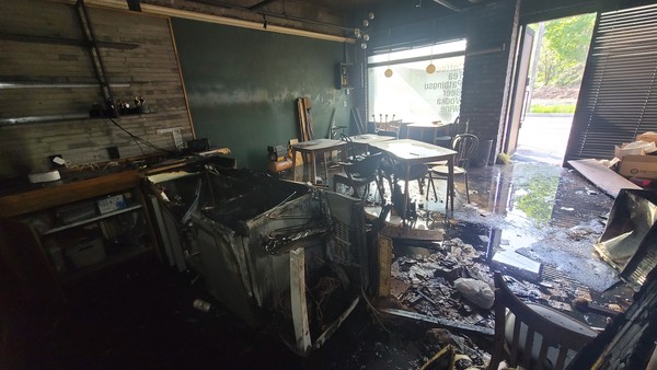 15일 오전 6시 37분께 양평의 한 카페에서 불이 나 냉장고 등을 태우고 신고를 받고 출동한 소방당국에 의해 약 30분 만에 꺼졌다. (사진제공=양평소방서)