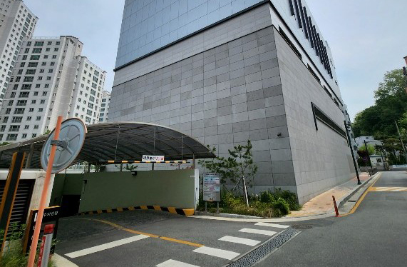 안양도시공사는 박달복합청사 부설주차장이 만안경찰서로부터 ‘범죄예방 우수시설’ 사업장으로 인증받았다고 15일 밝혔다. (사진제공=안양도시공사)