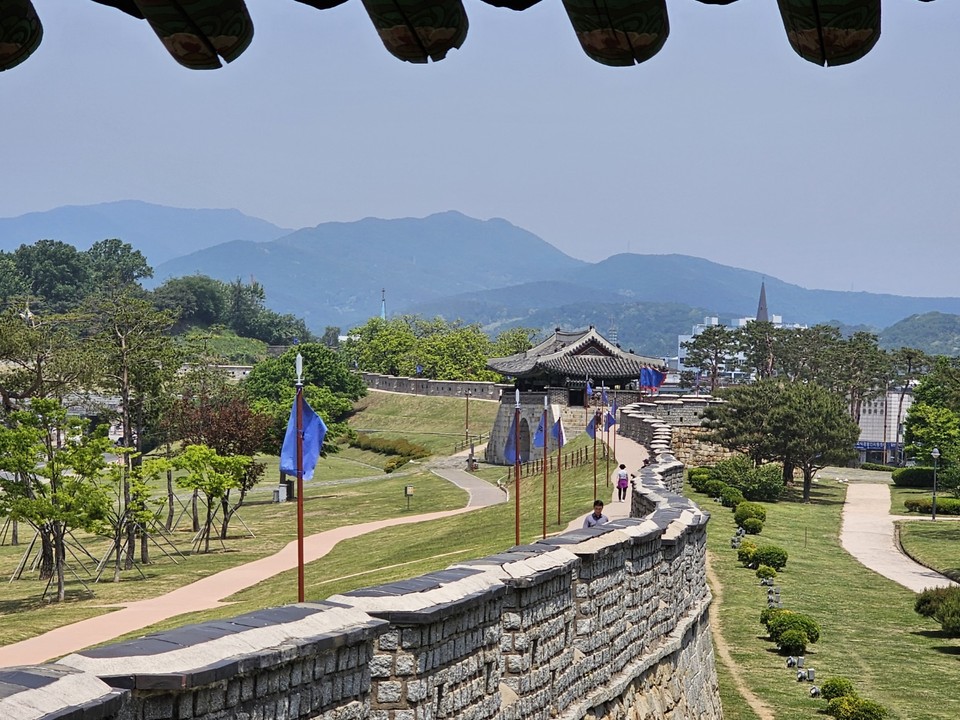 16일 낮 12시10분께 수원시 팔달구 창룡문 동1포루에서 바라본 성곽길에서 시민들이 산책을 즐기고 있다. (사진=김광섭 기자)